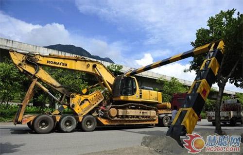 福州化工路掛車載挖掘機(jī) 過高吊臂將限高架撞倒